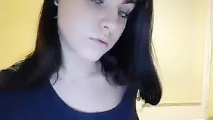 Привлекательная сучка Youstinah демонстрирует крупную попку