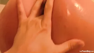 Сучка с большой попой ChloeLamb делает минет