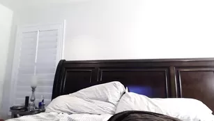 Пышная стерва Thelateshow страстно дрочит пизду