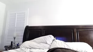 Пышная стерва Thelateshow страстно дрочит пизду