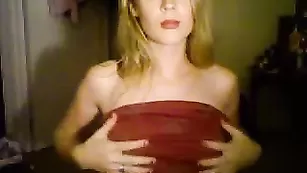 Импозантная стерва Missnovember дрочит обе дырки