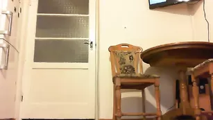 Шальная старушка Korrine трахает анал секс игрушкой