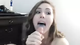 Темноволосая цыпочка Thepeachandthediver трахается с парнем