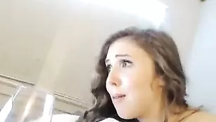 Темноволосая цыпочка Thepeachandthediver трахается с парнем