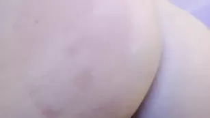 Аппетитная кобыла SophiaLocked яро трахает обе дырки