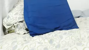 Темноволосая барышня Ratajkowski теребит сочную киску