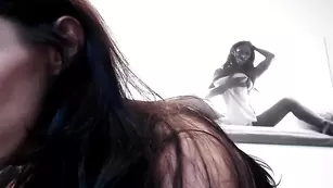 Шикарная брюнетка Fitprincess смачно мастурбирует вагину