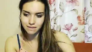 Темноволосая курва Lucelol раздевается перед камерой