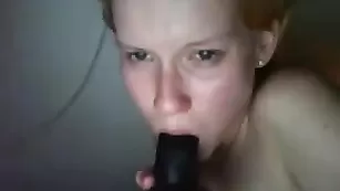 Смазливая барышня Evangalinelove глотает черный дилдо