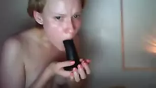 Смазливая барышня Evangalinelove глотает черный дилдо