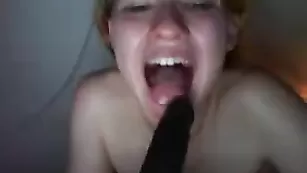 Смазливая барышня Evangalinelove глотает черный дилдо