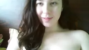 Черноволосая бабенка Xxevelinexx1 ласкает интимные места