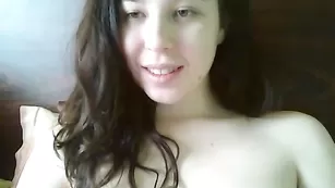 Черноволосая бабенка Xxevelinexx1 ласкает интимные места