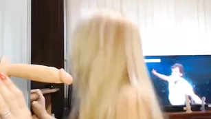 Сексуальная барышня Callia4u мастурбирует резиновым членом