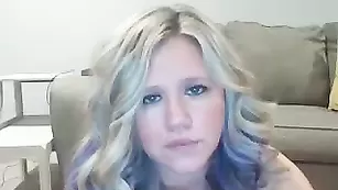 Очаровательная курва Horniesthousewife обнажает пышные формы