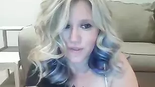 Очаровательная курва Horniesthousewife обнажает пышные формы