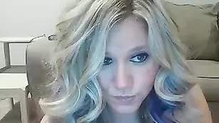 Очаровательная курва Horniesthousewife обнажает пышные формы