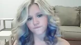 Очаровательная курва Horniesthousewife обнажает пышные формы