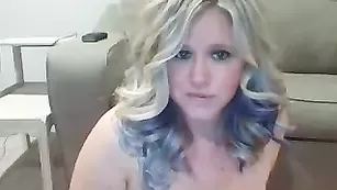 Очаровательная курва Horniesthousewife обнажает пышные формы
