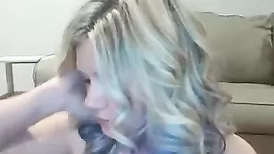 Очаровательная курва Horniesthousewife обнажает пышные формы