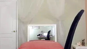 Светловолосая пассия Strawberymilf куражится с секс игрушкой