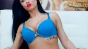 Красотка в чулках Queenreem позирует в нижнем белье
