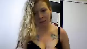 Захватывающая пассия Lucyrose919 дрочит пальчиками бритые отверстия