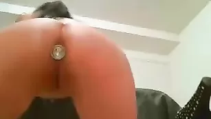 Похотливая дама Sensuelle08 засадила пробку в анус