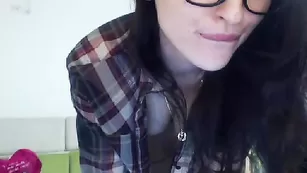 Обворожительная шмара Robertaxxx's раздевается перед камерой