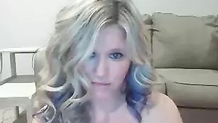 Захватывающая барышня Horniesthousewife смачно теребит киску
