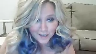 Захватывающая барышня Horniesthousewife смачно теребит киску