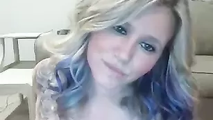 Захватывающая барышня Horniesthousewife смачно теребит киску