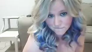Захватывающая барышня Horniesthousewife смачно теребит киску