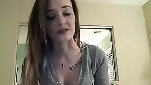 Сексуальная дамочка Bexjohnson2 нежно теребит вагину