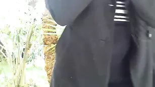 Порочная телка Fragile7883 мастурбирует на природе