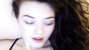 Строптивая брюнетка Emersoncane насыщенно дрочит пизду