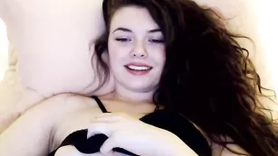 Строптивая брюнетка Emersoncane насыщенно дрочит пизду