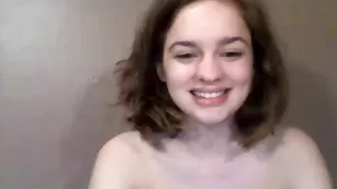 Аппетитная самка Marymoody ласкает половые губки