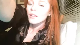 Смазливая рыжая красотка 2totangoxxx дрочит бритую вагину