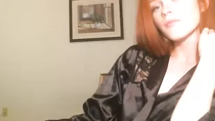 Смазливая рыжая красотка 2totangoxxx дрочит бритую вагину