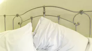 Соблазнительная стерва 2eatsunshine нежно дрочит киску