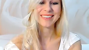 Знаменательная курва Elfiiyka ласкает половые губки