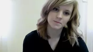 Изысканная блонда Joollsabre раздевается до нижнего белья