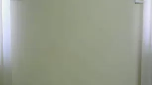 Изысканная блонда Joollsabre раздевается до нижнего белья