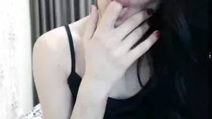 Роскошная королева 18_plus снимает нижнее белье