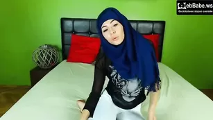 Шальная арабка ZeiraMuslim позирует во фри