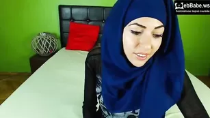 Шальная арабка ZeiraMuslim позирует во фри