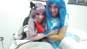 Молодые сучки Lana_rain показывают красивые сисечки