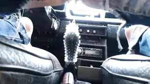 Пошлая кобыла BigLips скачет в машине на рычаге