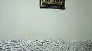 Очаровательная леди Sexyanabelle22 обнажает упругую попу